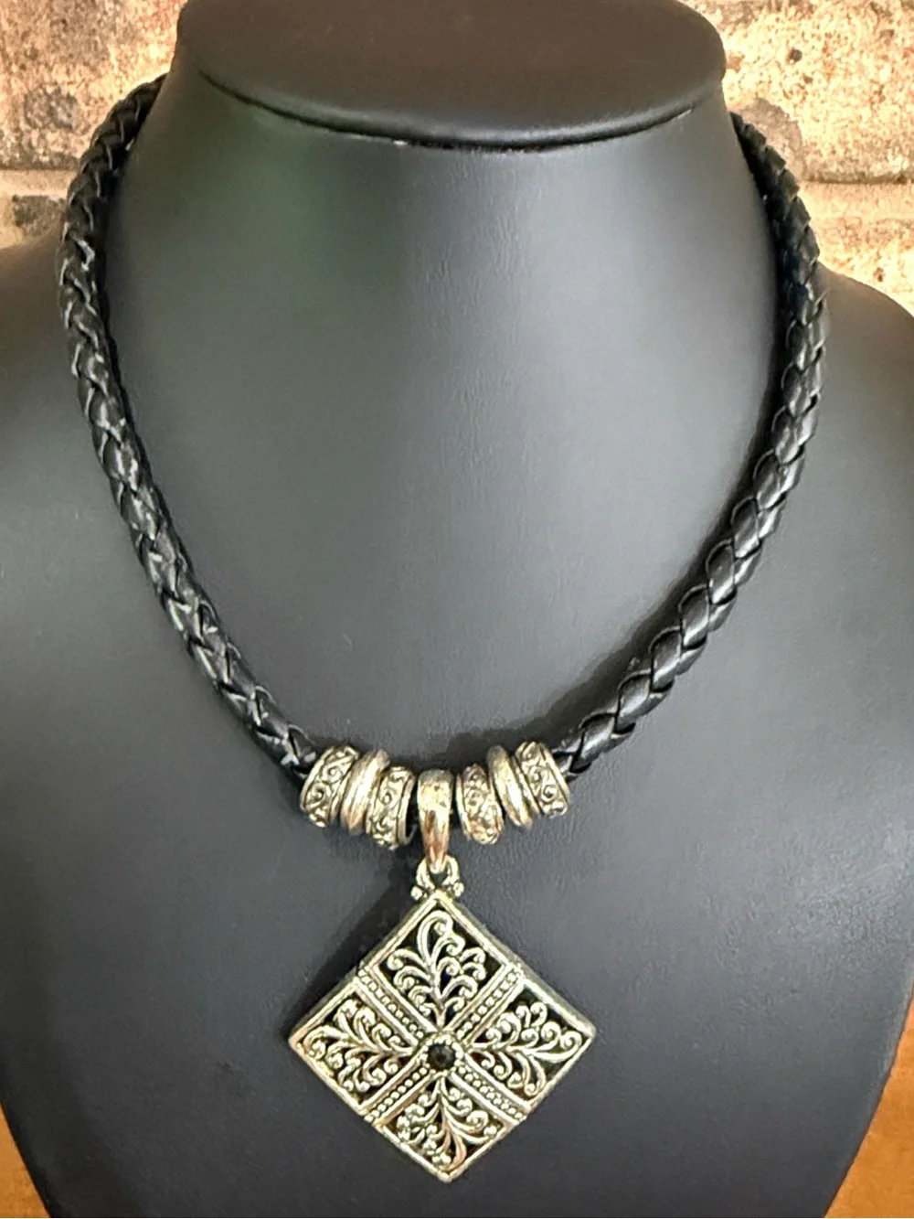 Vintage Silvertone Filagree pendant faux leather necklace